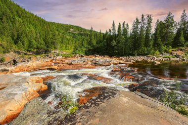 Norveç 'in orta kesimindeki Glomma nehrindeki akarsu.