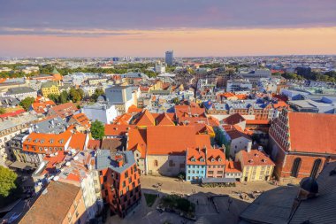 Riga 'da düşüş, başkentin Riga, Letonya' daki tarihi şehir manzarası.