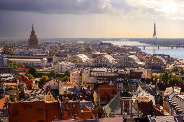 Riga 'ya düşüş, şehir merkezinin tarihi manzarası ve başkenti Riga, Letonya' nın Daugava nehri.