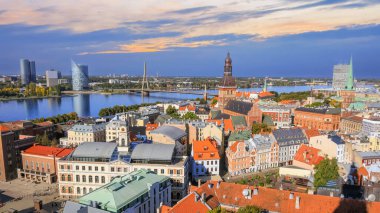 Riga 'ya düşüş, şehir merkezinin tarihi manzarası ve başkenti Riga, Letonya' nın Daugava nehri.