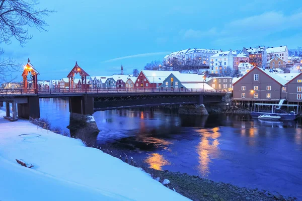 Trondheim 'da alacakaranlık, bahar karı, Nidelva nehri üzerindeki Eski Köprü manzarası (den Gamle Bybru). 