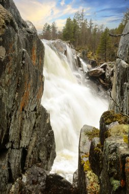 Norveç 'in orta kesimindeki Inna Nehri' nde bahar sel bastı.