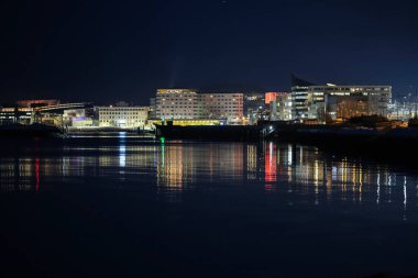 Norveç 'in Trondheim kentindeki Brattoera liman bölgesinde alacakaranlık