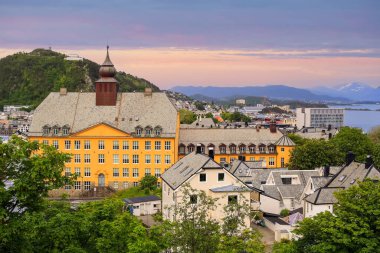 Aalesund şehrinin havadan görünüşü, Aksla 'nın bakış açısı ve yazın Aspoey' deki tarihi okul binası. Aalesund kasabası yeni sanat mimari yapılarıyla ünlüdür..