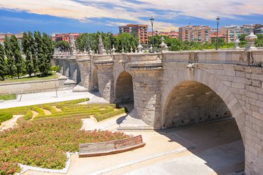 İspanya 'nın başkenti Madrid' deki taş köprü Puente De Toledo