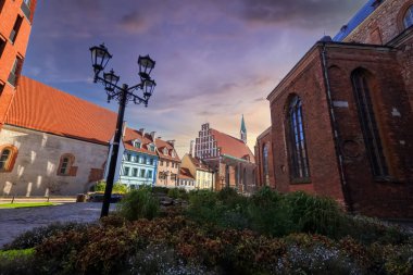 Riga 'daki tarihi eski kasabadaki St. Peter Kilisesi ve St. John Kilisesi mimari simgelerindendir.
