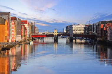 Norveç 'in Trondheim kentindeki Nidelva Nehri ve Bakke Bru Köprüsü manzarası 