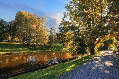 Riga 'da sonbahar, sonbahar canlı renklerde şehir kanalı manzarası