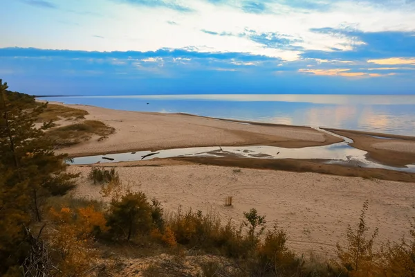 Jesień Łotwie Widok Zatokę Rigas Piaszczystej Plaży Białymi Wydmami Mieście — Zdjęcie stockowe