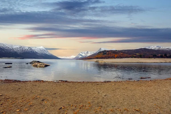 秋の湖でGjevillvatnet山の領域でTroendelag郡に位置しています Trollheimen ノルウェー — ストック写真