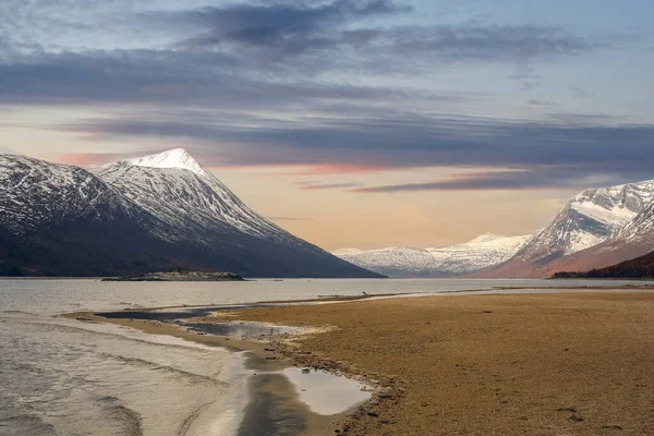 Gjevillvatnet Gölü 'nde sonbahar mevsimi Troendelag ilçesinde, Norveç' in Trollheimen bölgesinde yer alır.