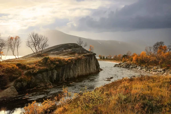 Jesień Nad Jeziorem Gjevillvatnet Położonym Powiecie Troendelag Rejonie Gór Trollheimen — Zdjęcie stockowe