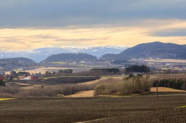 Norveç 'te ilkbahar, Byneset' in Trondheim kenti yakınlarındaki tarım alanının havadan görüntüsü