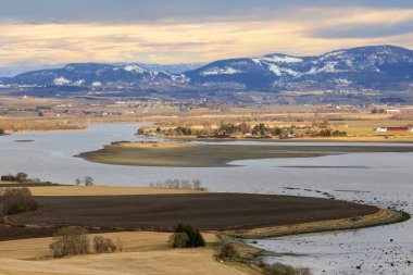 Trondheim fiyort, sahil ve tarım alanı Oesand, Gaula nehri ve baharda Gaulosen doğa rezervi.