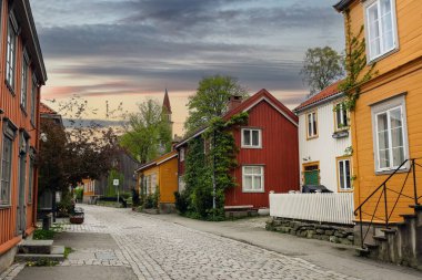 Trondheim 'ın Bakklandet semtindeki sokak, renkli ahşap evleri olan popüler turistik bölge. 