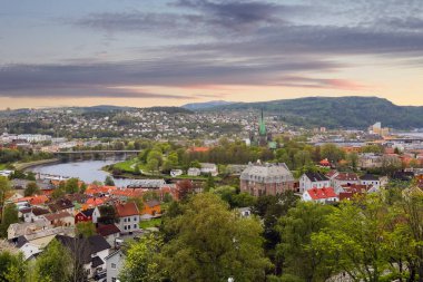 Trondheim 'da bahar, gün batımında şehir merkezinin havadan görüntüsü.