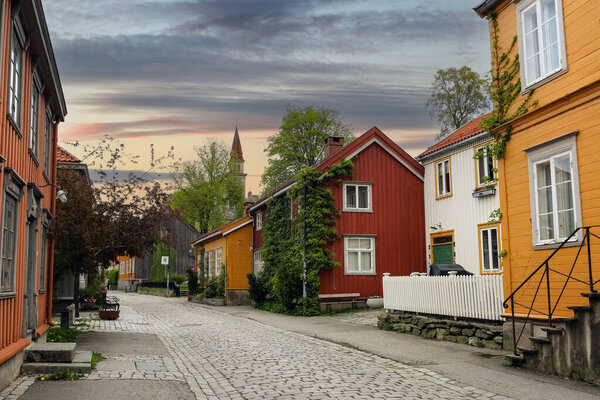 Улица в жилом районе Баккан в Тронде, популярном туристическом районе с разноцветными деревянными домами 