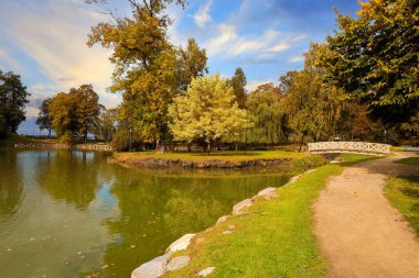 Cesis kasabasındaki sonbahar parkı 800 yıllık bir geçmişe sahip ve Avrupa 'nın en iyi korunmuş eski kasabalarından biri.