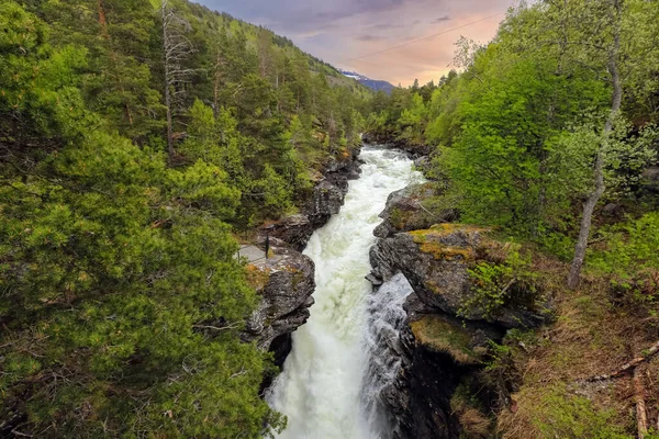 Slettafossen瀑布是位于挪威Romsdalen Moere和Romsdal的Rauma河上的瀑布 — 图库照片