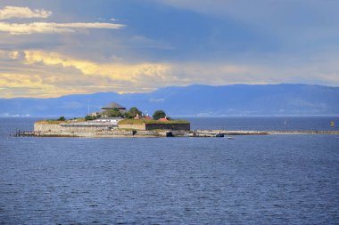 Munkholmen 'in Norveç şehri Trondheim yakınlarındaki Trondheim fiyordunda bulunduğu adanın manzarası