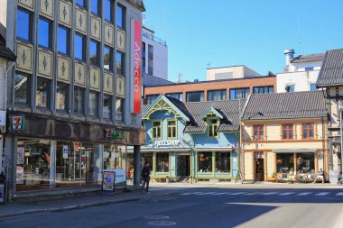 Tromsoe Norveç 07 / 31 / 2023 Storgata, Tromsoes ana caddesi. Son on yılda pek çok işlevsel ve yeni bina inşa edilmesine rağmen, caddeye iki katlı eski ahşap evler hakim..