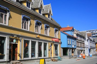 Tromsoe Norveç 07 / 31 / 2023 Storgata, Tromsoes ana caddesi. Son on yılda pek çok işlevsel ve yeni bina inşa edilmesine rağmen, caddeye iki katlı eski ahşap evler hakim..