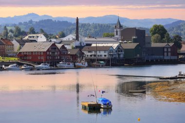 Trondheim Fjord 'daki Troendelag ilçesinde bulunan küçük Norveç kasabası Levanger' de liman.
