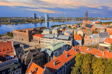 Riga 'da sonbahar, Riga' nın şehir merkezindeki tarihi manzarası.