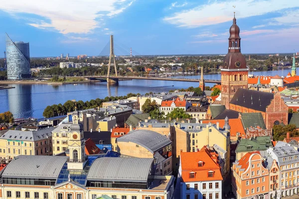 Riga 'da sonbahar, Riga' nın şehir merkezindeki tarihi manzarası.