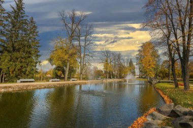 800 yıllık tarihi ve Avrupa 'nın en iyi korunmuş eski kasabalarından biri olan Cesis' te sonbahar mevsimi. Sonbahar parkı ve gölet manzarası.