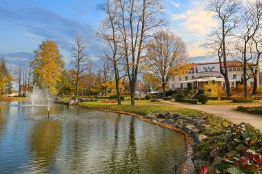 800 yıllık tarihi ve Avrupa 'nın en iyi korunmuş eski kasabalarından biri olan Cesis' te sonbahar mevsimi. Sonbahar parkı ve gölet manzarası.