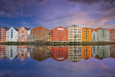 Norveç 'in Trondheim kentindeki nehir boyunca Nidelba Nehri ve eski zamanlayıcı binaları (Bryggeri) 