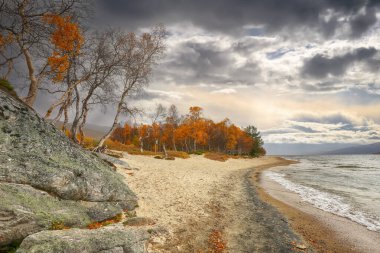 Norveç Gjevilvatnet Gölü 'nde Hint yazı 