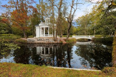 Letonya 'nın başkenti Riga yakınlarındaki Kemeri parkında sonbahar mevsimi