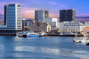 Norveç 'in Bodoe kentindeki limandaki binalar