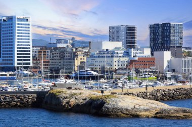 Norveç 'in Bodoe kentindeki limandaki binalar 