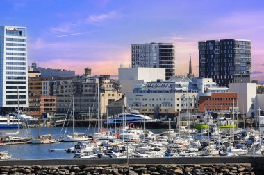 Norveç 'in Bodoe kentindeki limandaki binalar