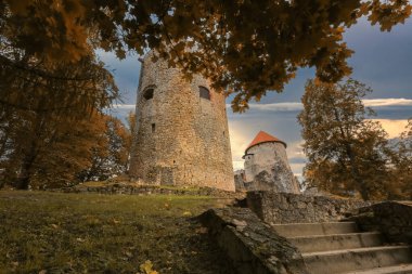 Cesis Letonya 09 / 30 / 2023: 800 yıllık tarihi ve Avrupa 'nın en iyi korunmuş eski kasabalarından biri olan Cesis kasabasındaki sonbahar parkı ve ortaçağ şatosu