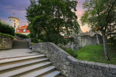 Cesis Letonya 09 / 30 / 2023: 800 yıllık tarihi ve Avrupa 'nın en iyi korunmuş eski kasabalarından biri olan Cesis kasabasındaki sonbahar parkı ve ortaçağ şatosu