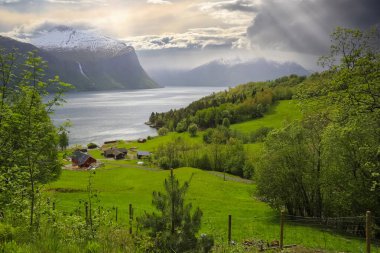 Norveç 'in Aandalsnes kasabası yakınlarındaki Romsdalsfjorden hava manzarası