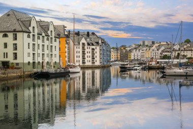 Norveç 'in Aalesund kentindeki sulara sanat eseri mimari binalar yansıdı