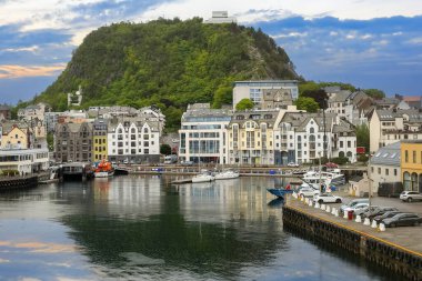 Bakış açısı Aksla ve sanat yeni mimari binaları Norveç 'in Aalesund kentindeki suya yansıdı