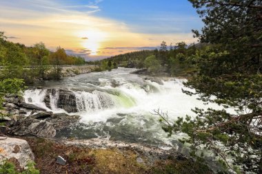 Norveç 'in orta kesimindeki Rauma Nehri' nde sel baskını