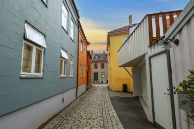 Trondheim 'ın Bakklandet semtindeki sokak, renkli ahşap evleri olan popüler turistik bölge.