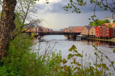 Eski Köprü 'nün (Norveçli Den Gamle Bybru) Nidelva Nehri' nin karşısındaki Trondheim şehrinin manzarası