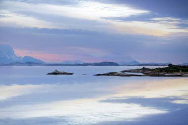 Norveç 'in Oernes kenti yakınlarındaki Stoettfjorden manzarası