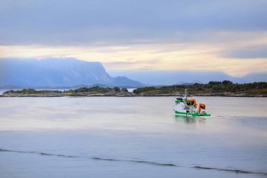 Norveç 'in Oernes kenti yakınlarındaki Stoettfjorden manzarası