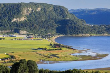 Oesand, Gaula Nehri, Trondheim Fjord Nehri ve Gaulosen Doğa Koruma Alanı 'nın havadan görünüşü