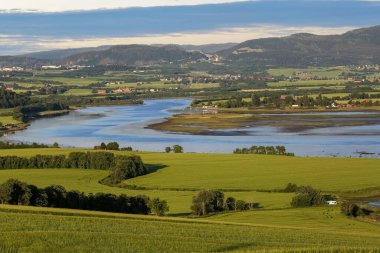 Oesand, Gaula Nehri, Trondheim Fjord Nehri ve Gaulosen Doğa Koruma Alanı 'nın havadan görünüşü