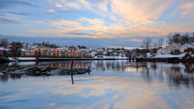 Norveç 'in Trondheim kentinde Nidelva nehri ve Gloeshaugen yerleşim bölgesi kışın görülür.